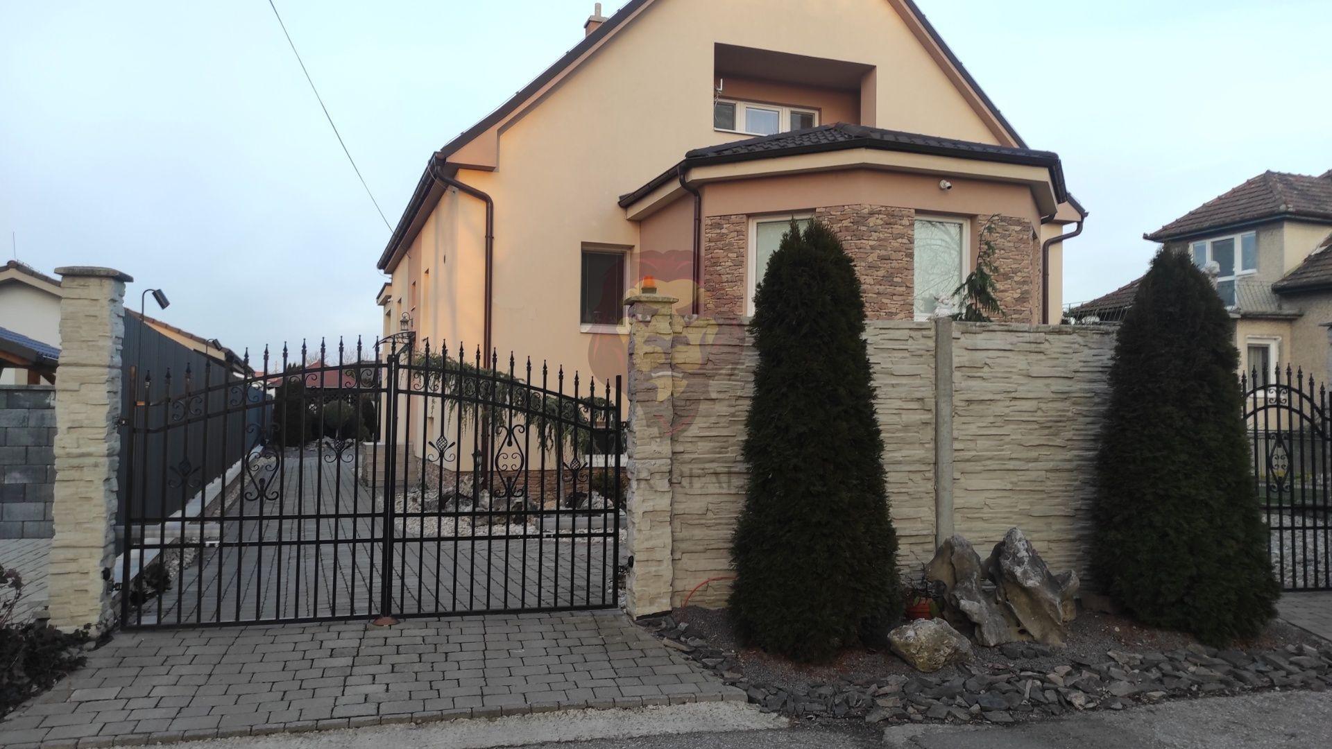 !!Znižená cena!! NA PREDAJ VELKÉ BIELICE - RODINNÝ DOM - 6,5 IZBOVÝ