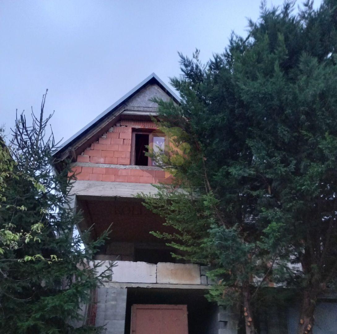 NA PREDAJ 3-PODLAŽNÝ DOM V HLOHOVCI