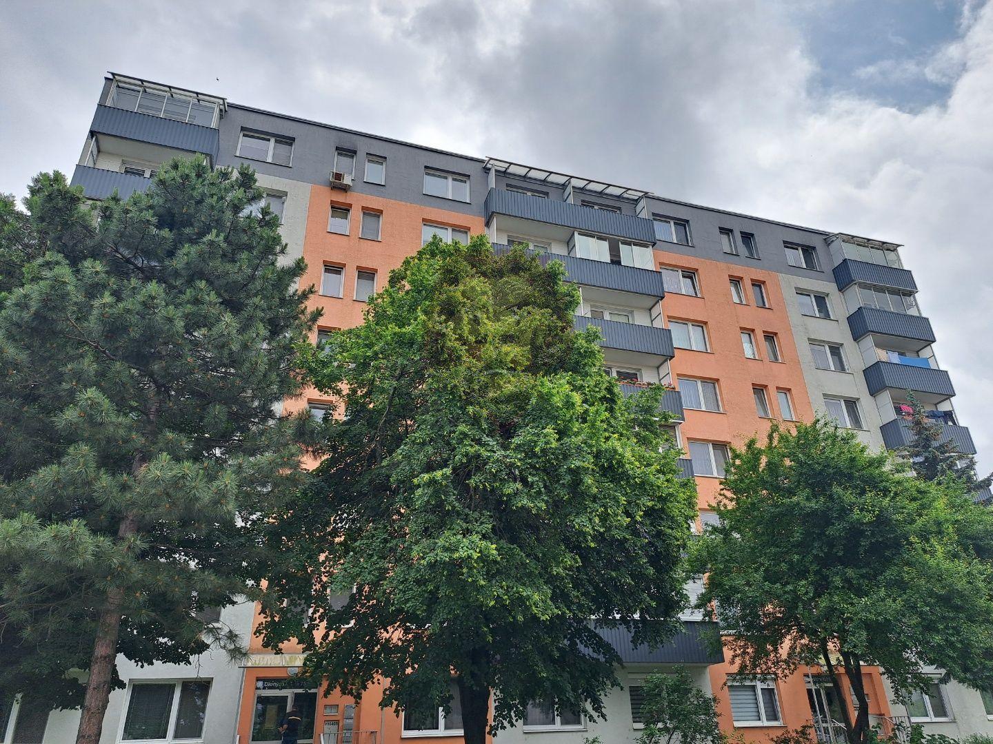 Na predaj 3-izbový byt v centre Seredi