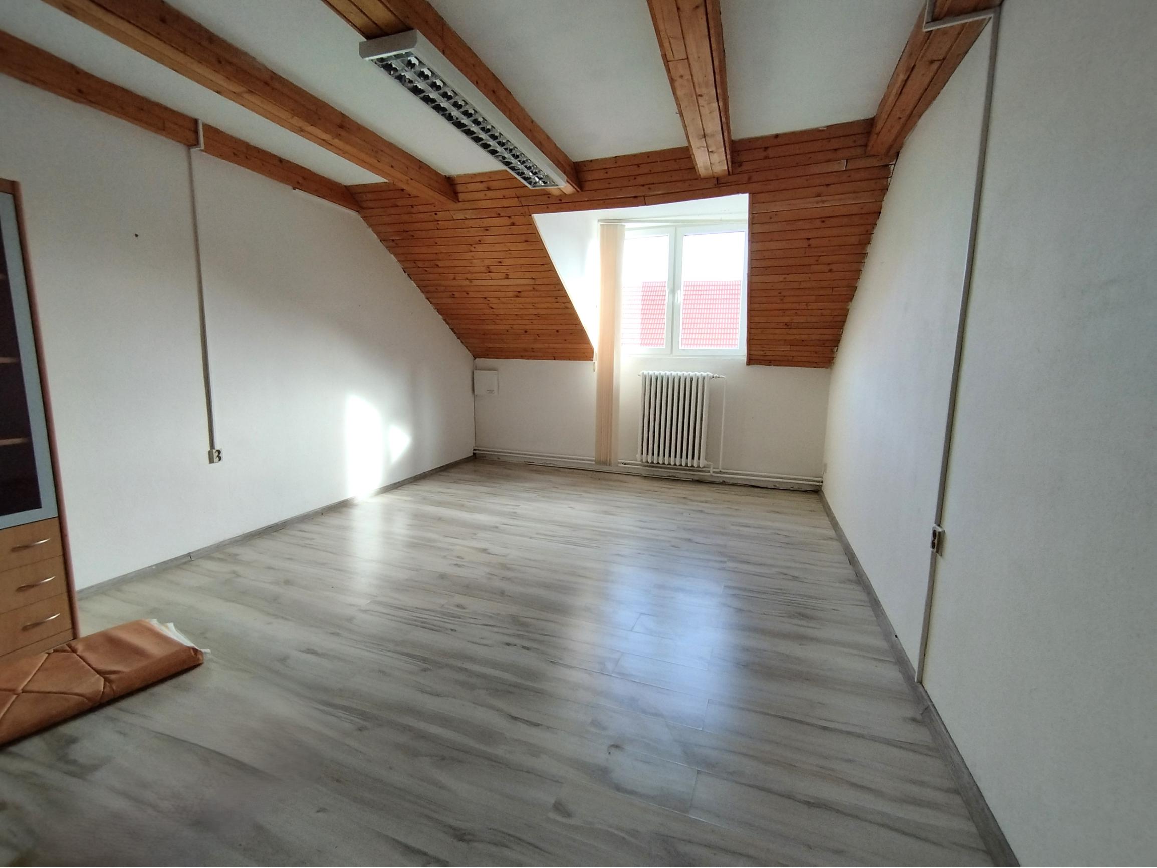 NA PRENÁJOM - Priestory pre kancelárie a služby v Hlohovci