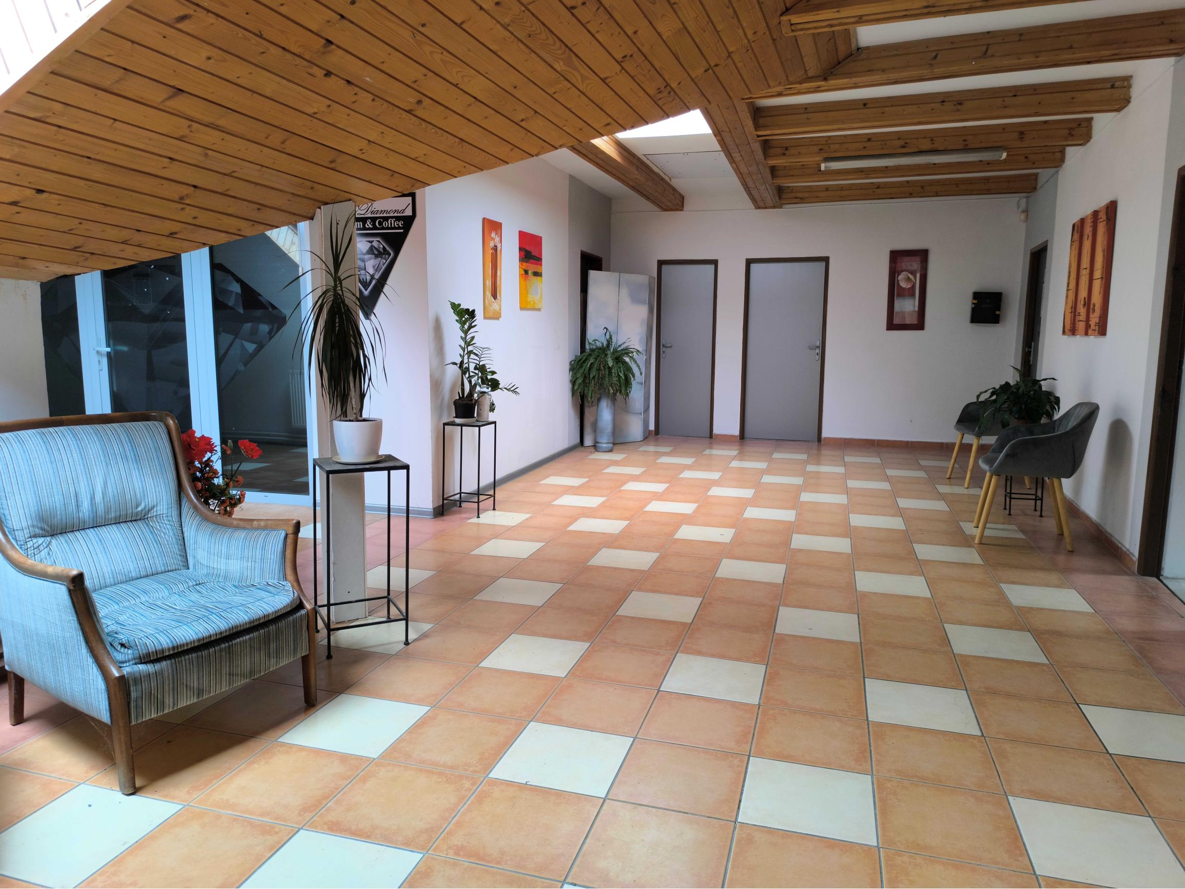 NA PRENÁJOM - Priestory pre kancelárie a služby v Hlohovci