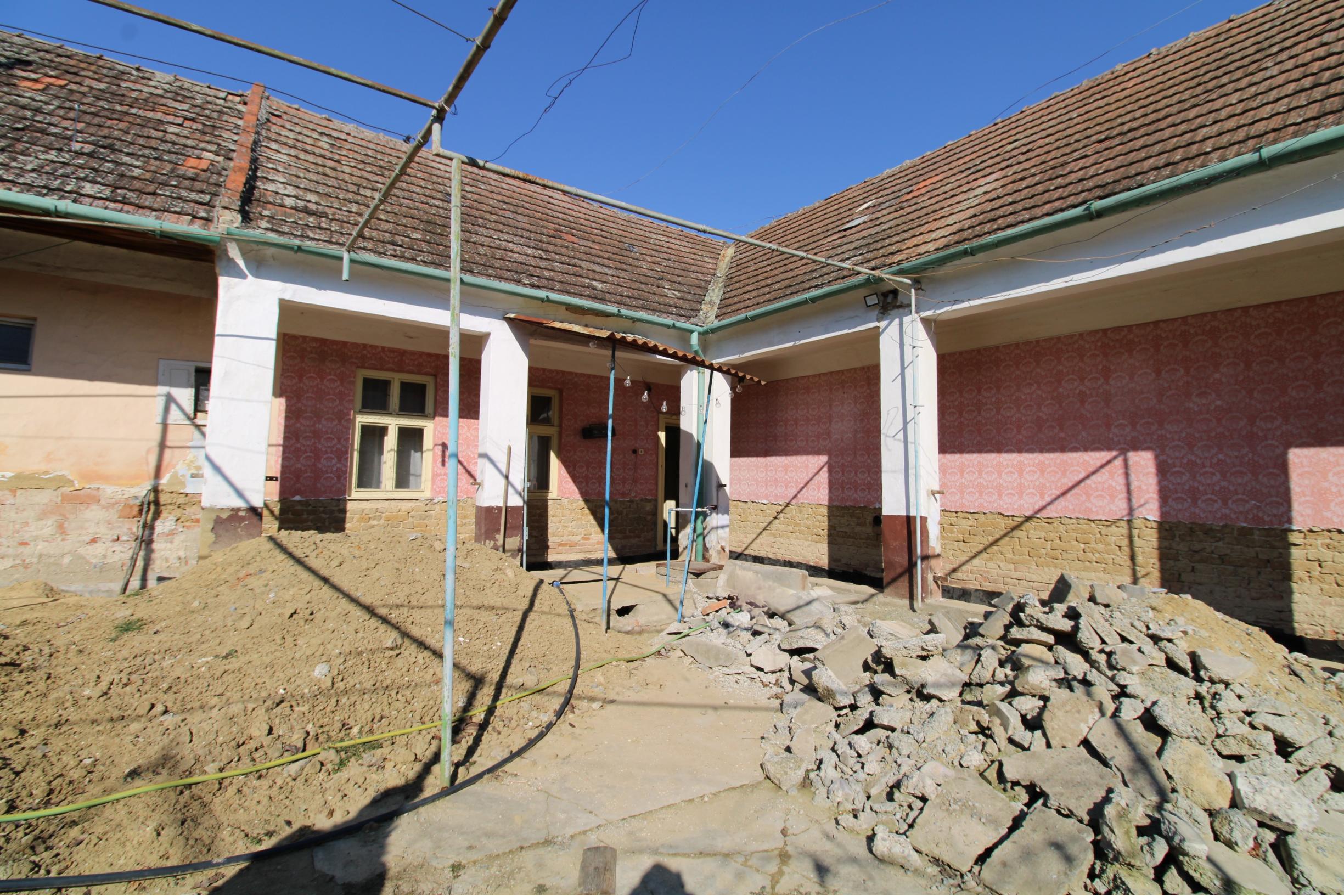 NA PREDAJ - Rodinný dom s veľkým pozemkom - Tepličky