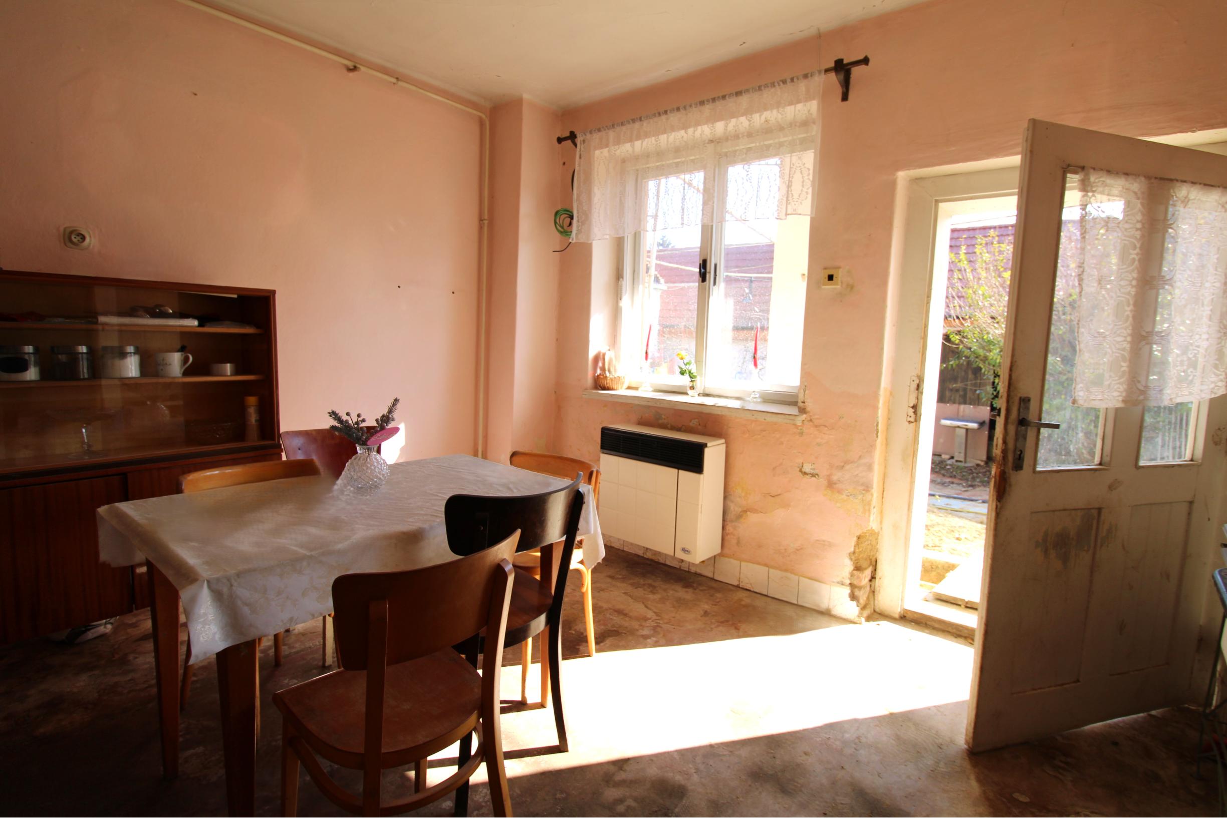 NA PREDAJ - Rodinný dom s veľkým pozemkom - Tepličky