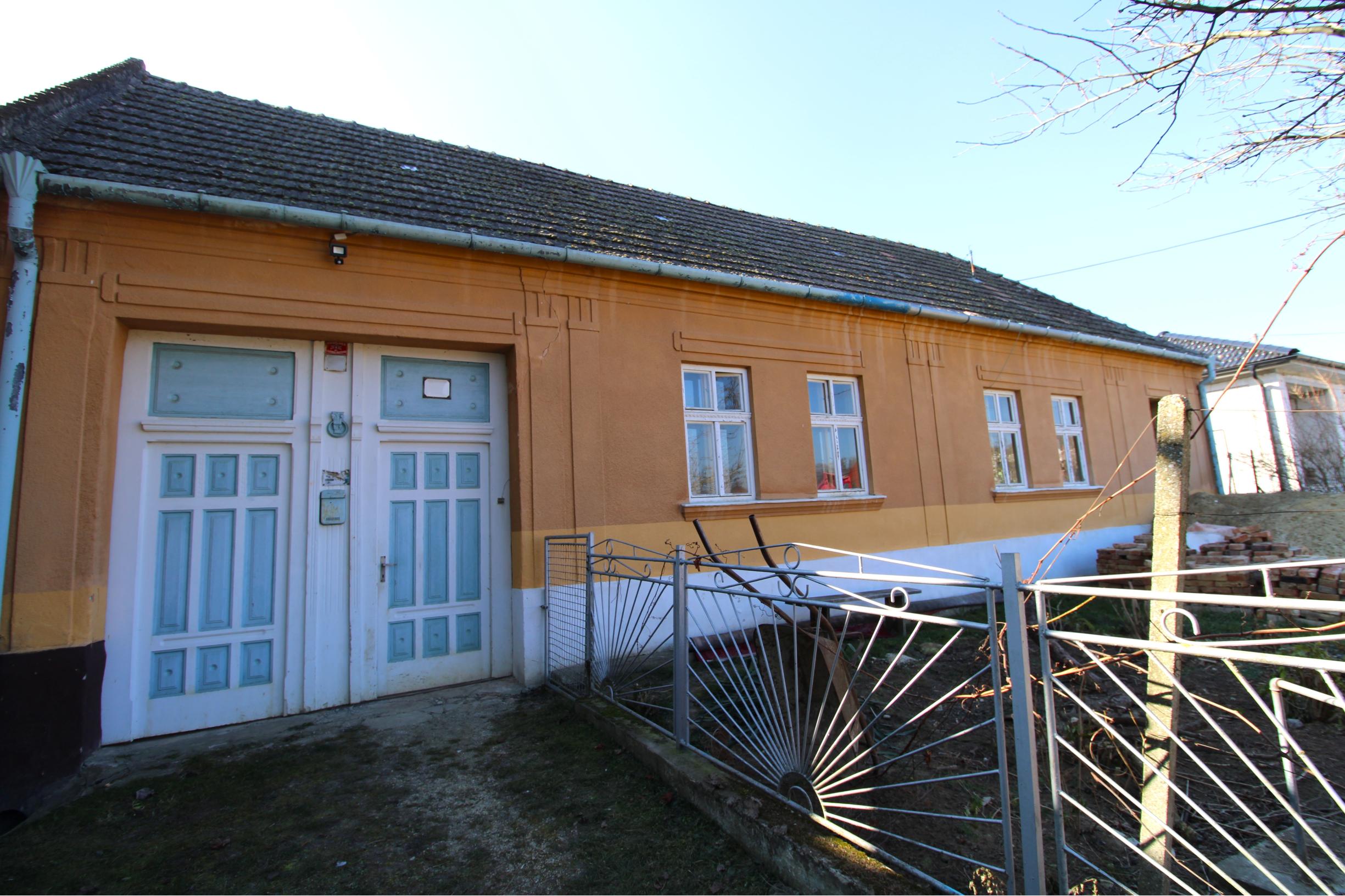 NA PREDAJ - Rodinný dom s veľkým pozemkom - Tepličky