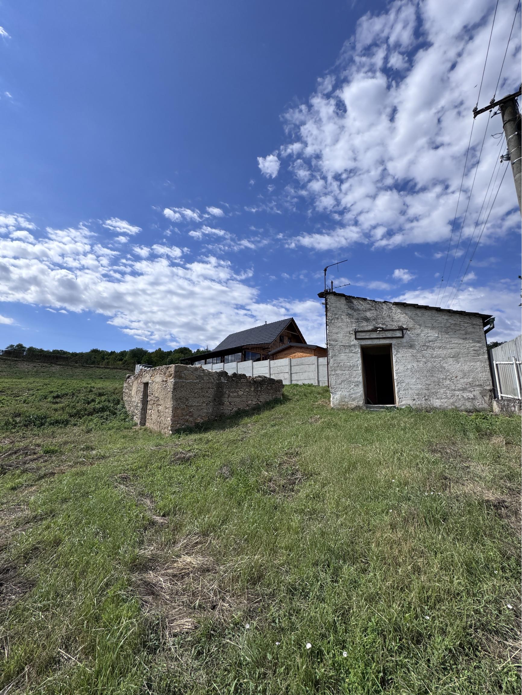 Na predaj oplotený stavebný pozemok v obci Banka, 1 623 m²
