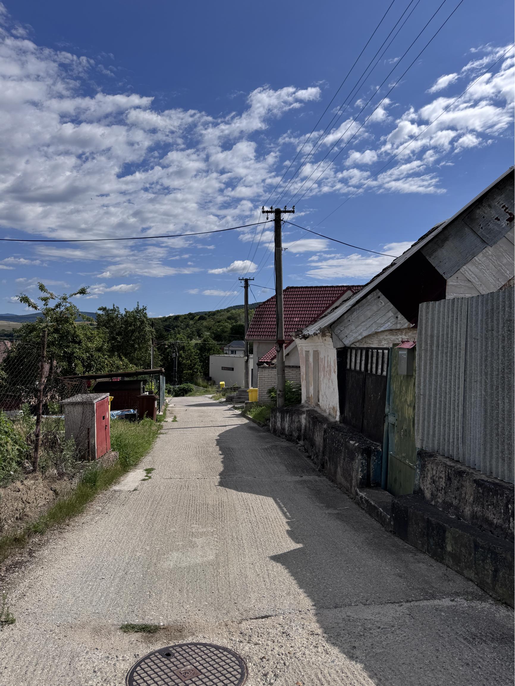 Na predaj oplotený stavebný pozemok v obci Banka, 1 623 m²
