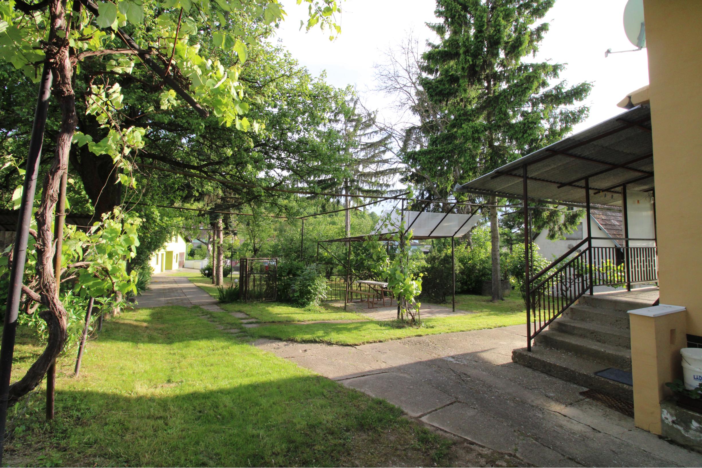 ZNÍŽENÁ CENA - NA PREDAJ - Veľký Rodinný dom Sokolovce