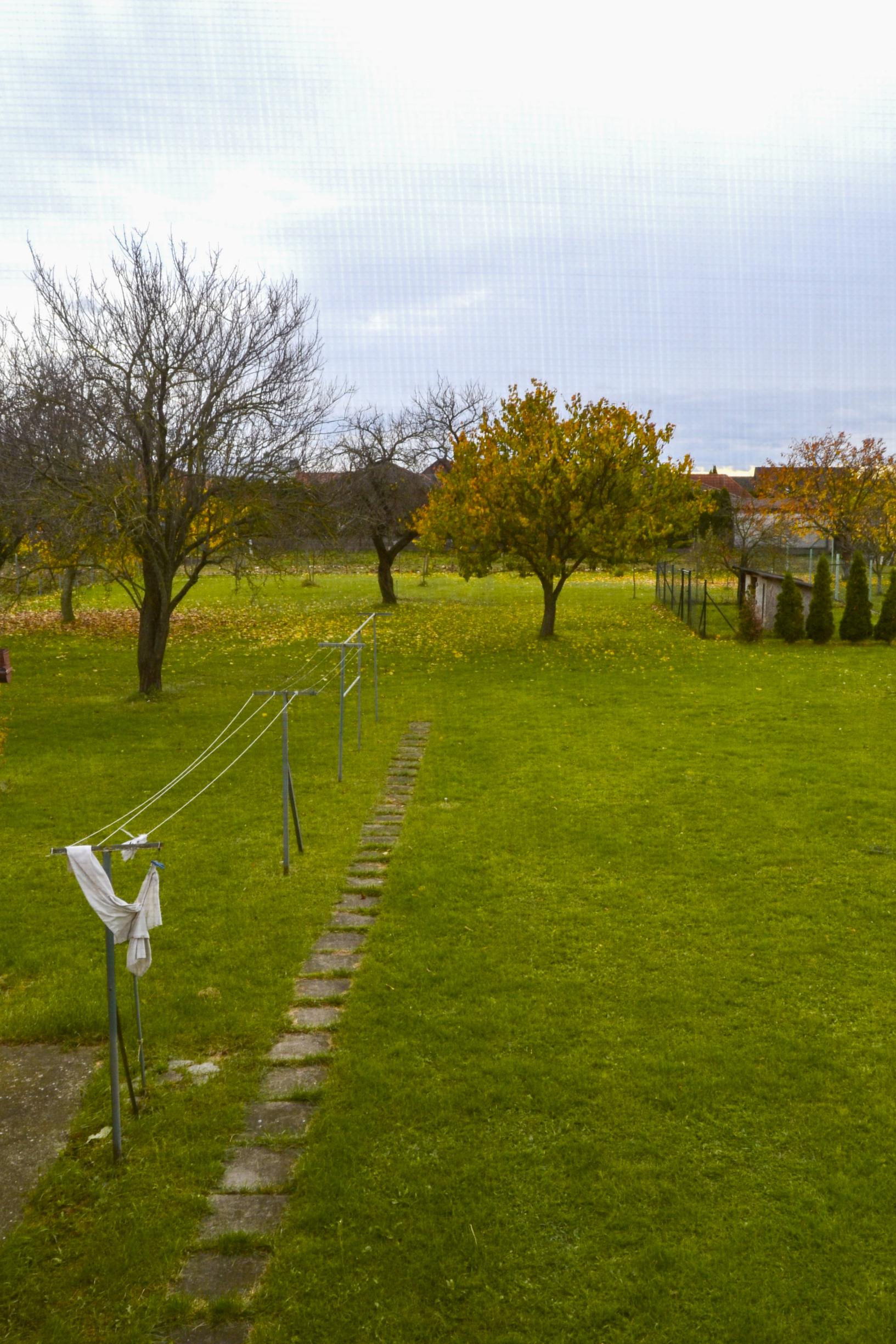 NA PREDAJ RODINNÝ DOM SO SAMOSTATNOU UBYTOVŇOU V OBCI ZAVAR