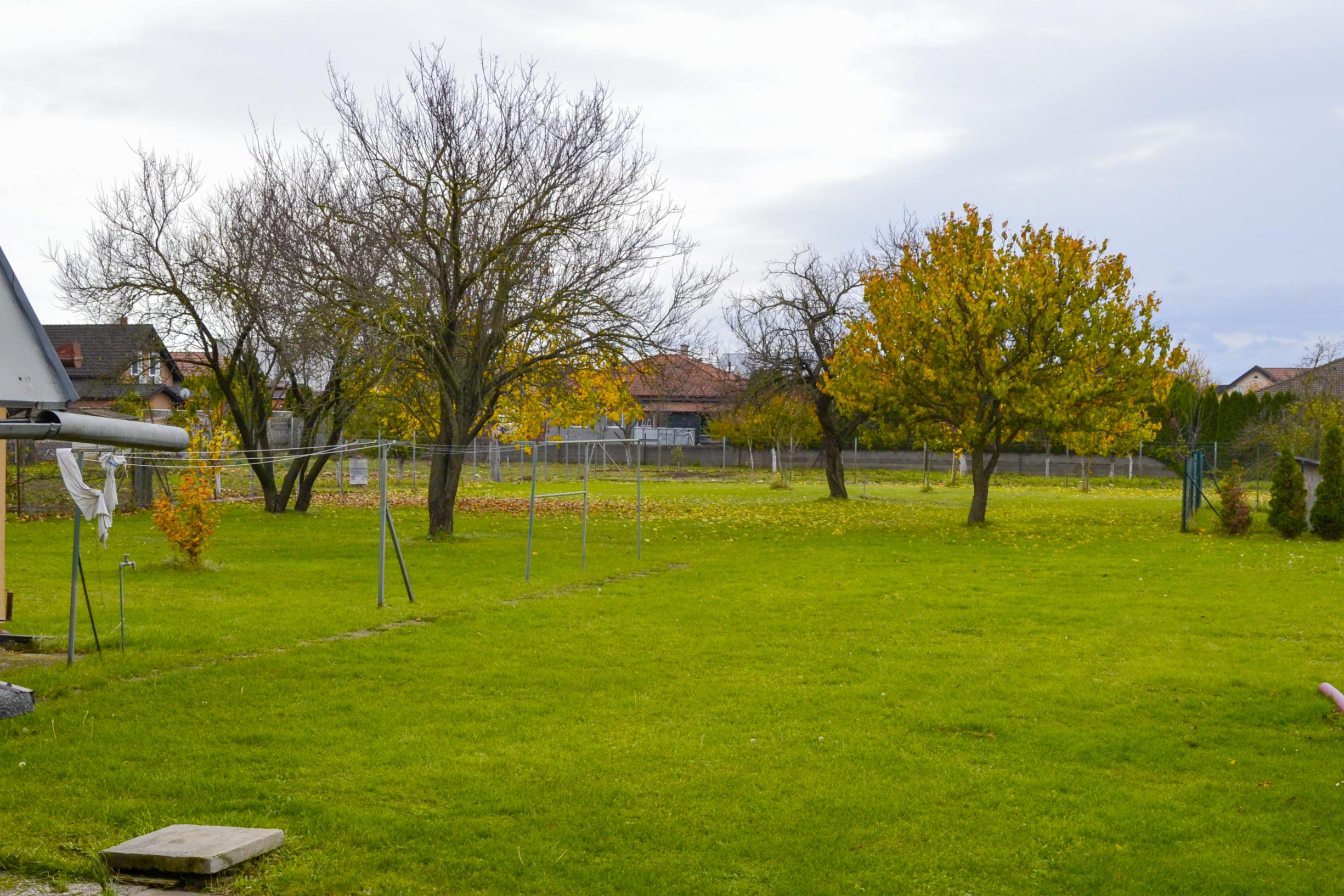 NA PREDAJ RODINNÝ DOM SO SAMOSTATNOU UBYTOVŇOU V OBCI ZAVAR