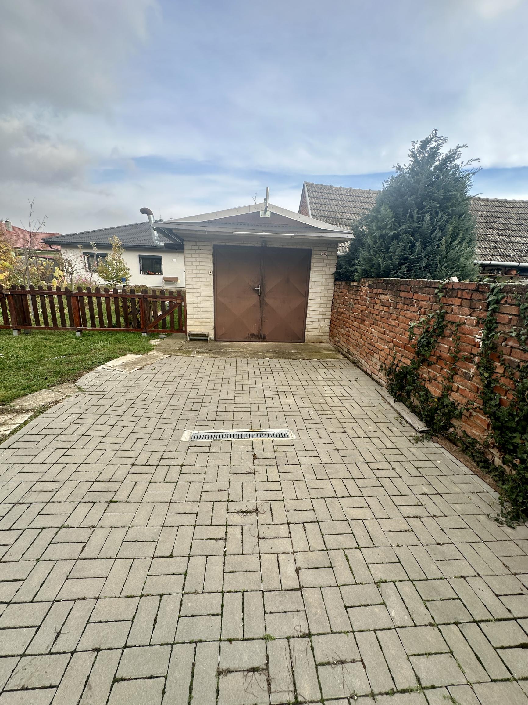 Na predaj: tehlový rodinný dom v Čachticiach.