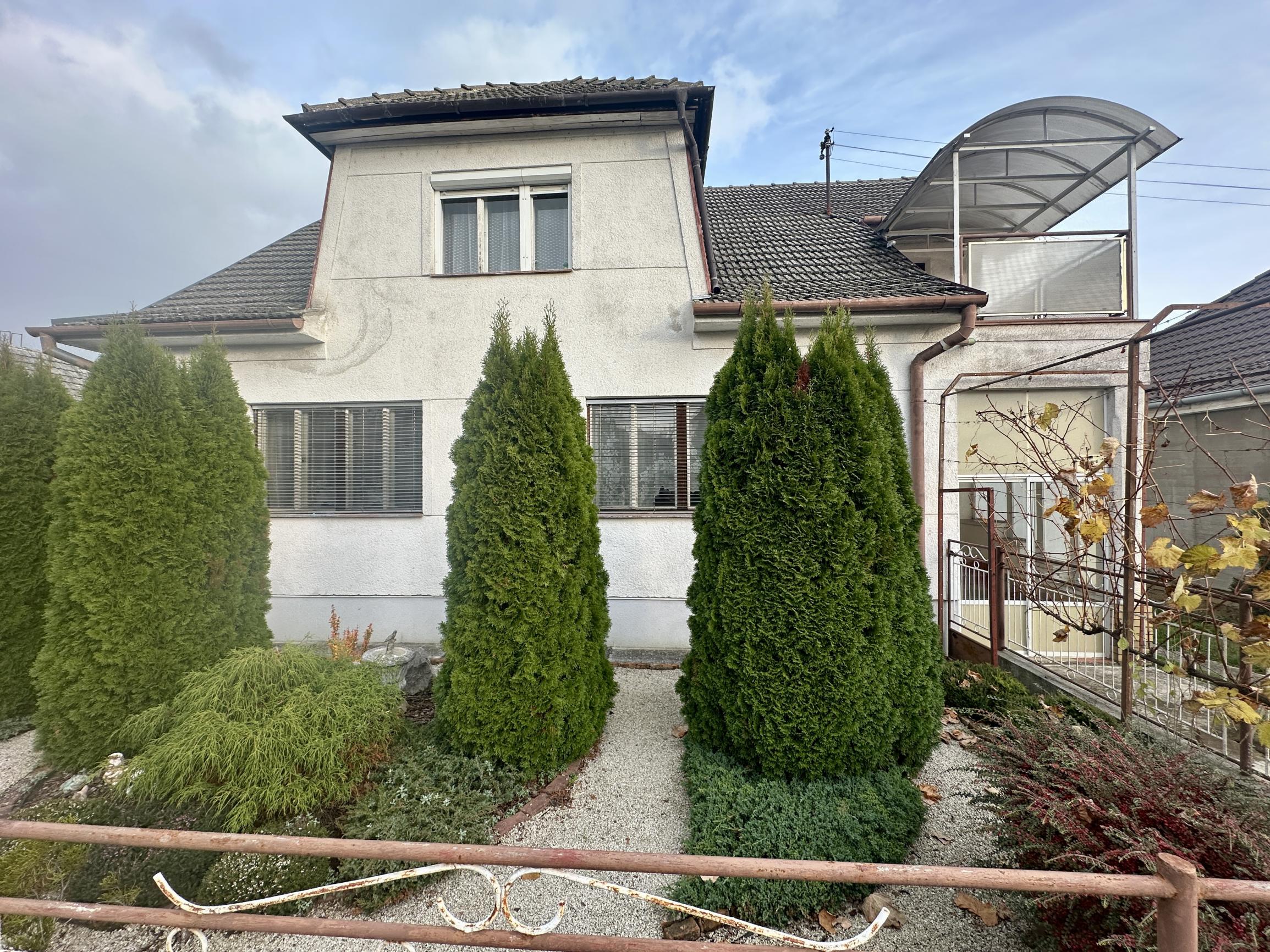 Na predaj: tehlový rodinný dom v Čachticiach.