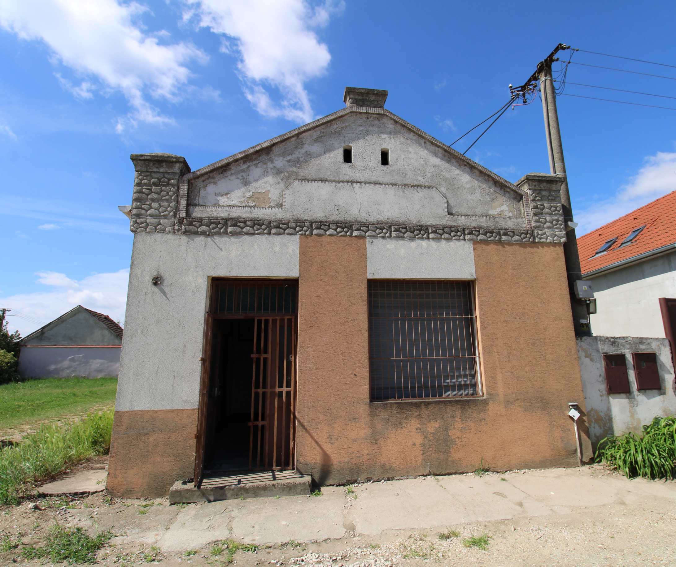 NA PREDAJ - Pozemok s predajňou v centre Šoporne