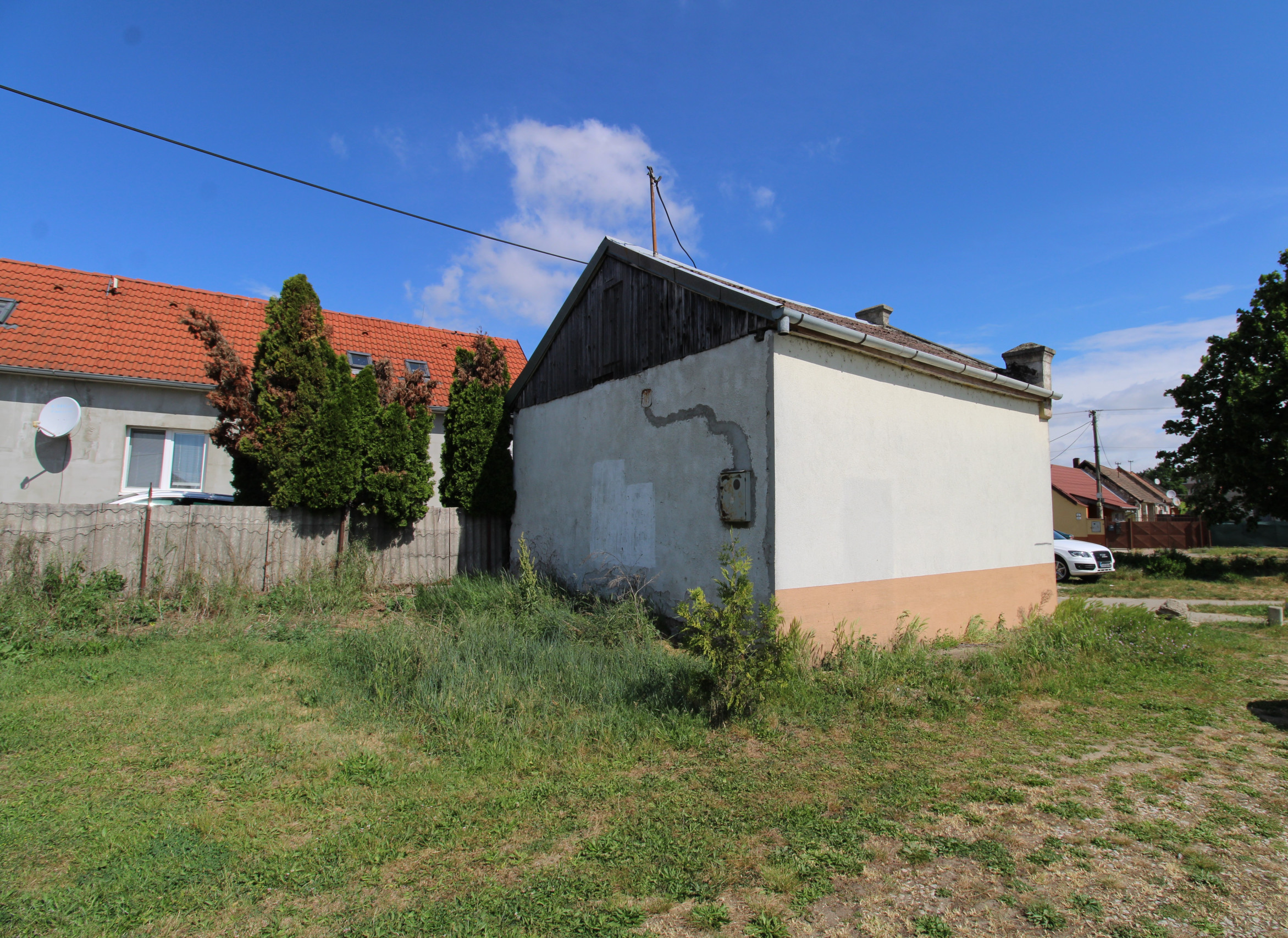 NA PREDAJ - Pozemok s predajňou v centre Šoporne
