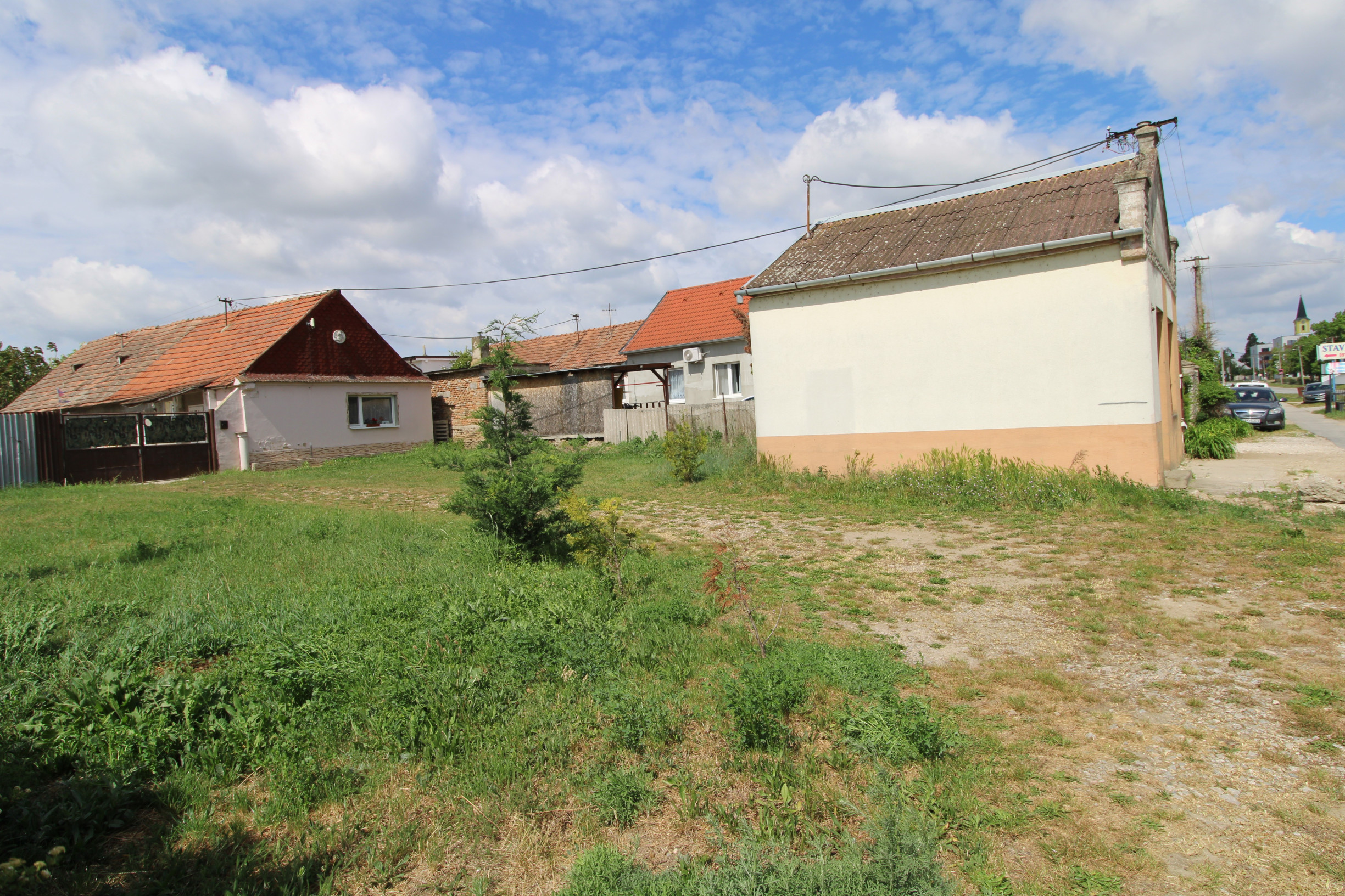 NA PREDAJ - Pozemok s predajňou v centre Šoporne