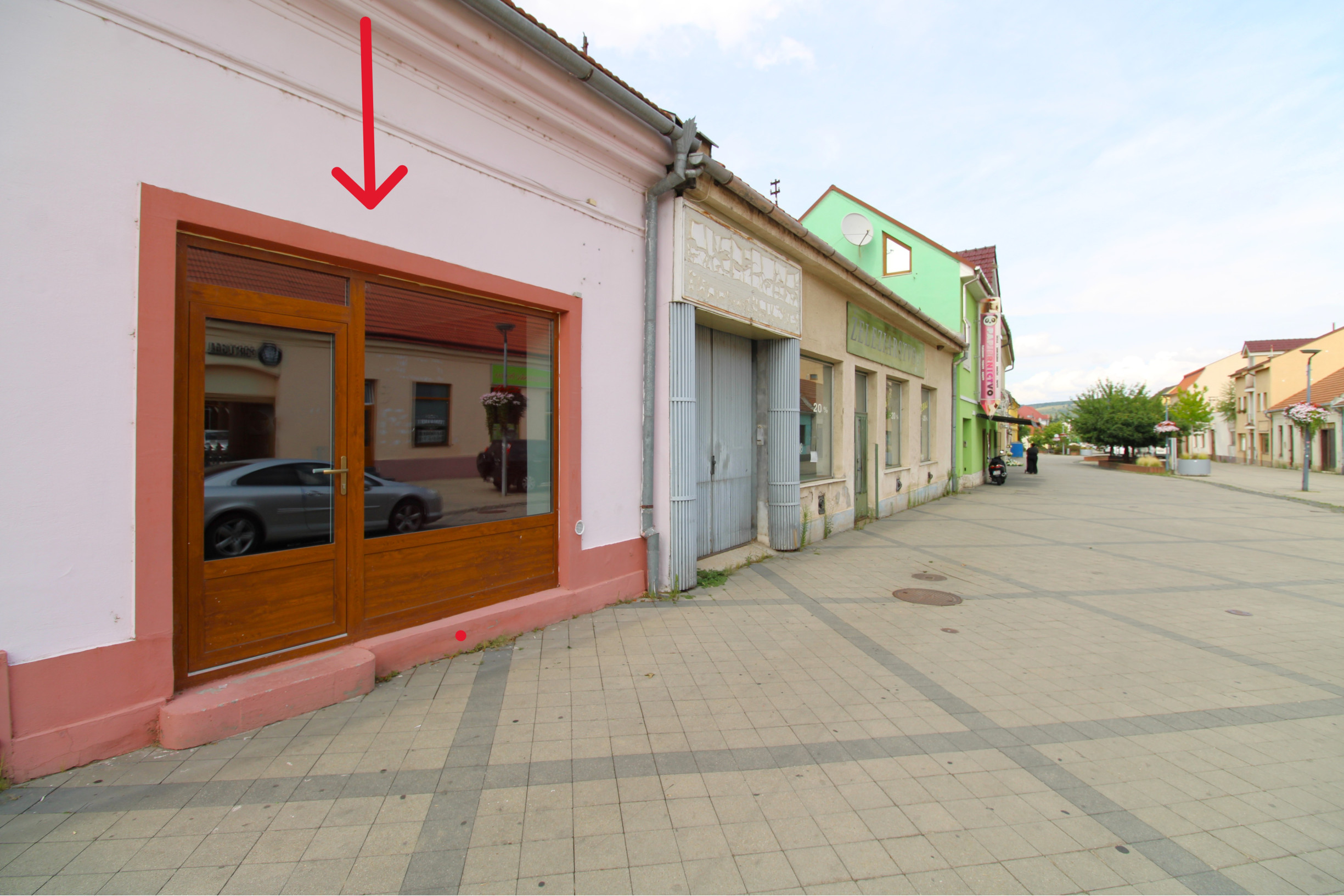 NA PRENÁJOM - Obchodný priestor v Hlohovci na pešej zóne