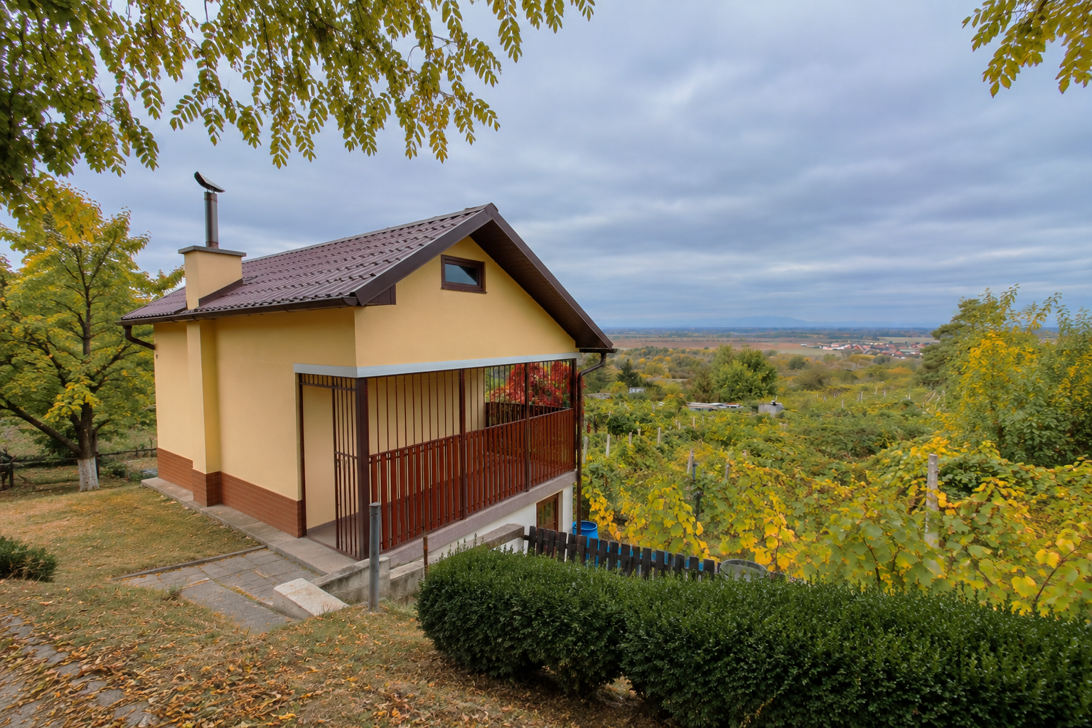 NA PREDAJ - Chatka so záhradou v Hlohovci - časť Obora