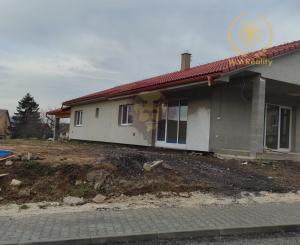 NA PREDAJ RODINNÝ DOM - NOVOSTAVBA - BYSTRIČANY 4-IZBOVÝ , 488m2 POZEMOK