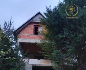 NA PREDAJ 3-PODLAŽNÝ DOM V HLOHOVCI