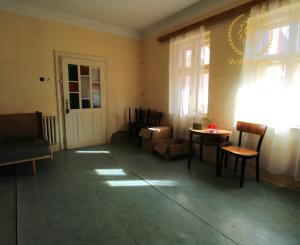 NA PREDAJ - Rodinný dom s veľkým pozemkom - Tepličky