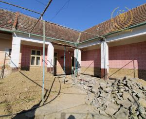 NA PREDAJ - Rodinný dom s veľkým pozemkom - Tepličky