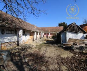 NA PREDAJ - Rodinný dom s veľkým pozemkom - Tepličky