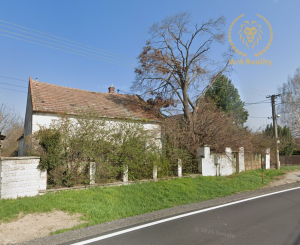NA PREDAJ-Veľký pozemok so starším rodinným domom v Šoporni
