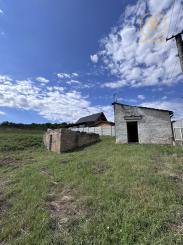 Na predaj oplotený stavebný pozemok v obci Banka, 1 623 m²