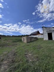 Na predaj oplotený stavebný pozemok v obci Banka, 1 623 m²