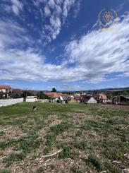 Na predaj oplotený stavebný pozemok v obci Banka, 1 623 m²