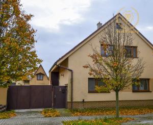 NA PREDAJ RODINNÝ DOM SO SAMOSTATNOU UBYTOVŇOU V OBCI ZAVAR