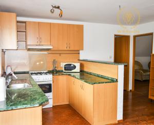 NA PREDAJ RODINNÝ DOM SO SAMOSTATNOU UBYTOVŇOU V OBCI ZAVAR