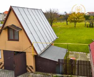 NA PREDAJ RODINNÝ DOM SO SAMOSTATNOU UBYTOVŇOU V OBCI ZAVAR