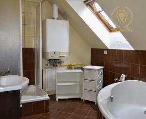 NA PREDAJ RODINNÝ DOM SO SAMOSTATNOU UBYTOVŇOU V OBCI ZAVAR