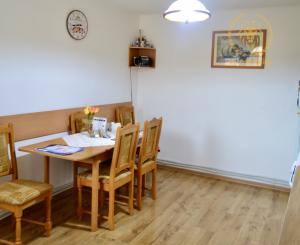 NA PREDAJ RODINNÝ DOM SO SAMOSTATNOU UBYTOVŇOU V OBCI ZAVAR