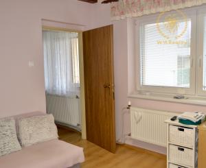 NA PREDAJ RODINNÝ DOM SO SAMOSTATNOU UBYTOVŇOU V OBCI ZAVAR