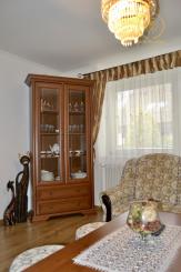 NA PREDAJ RODINNÝ DOM SO SAMOSTATNOU UBYTOVŇOU V OBCI ZAVAR