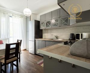 ZNÍŽENÉ NA PREDAJ  4-IZBOVÝ BYT – BRATISLAVA - VRAKUŇA 82 m²