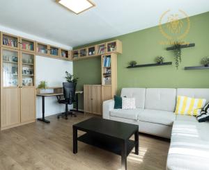 ZNÍŽENÉ NA PREDAJ  4-IZBOVÝ BYT – BRATISLAVA - VRAKUŇA 82 m²