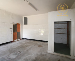 NA PREDAJ - Pozemok s predajňou v centre Šoporne