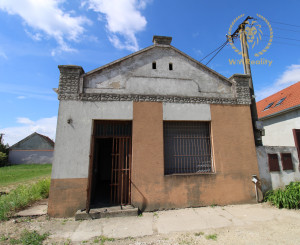 NA PREDAJ - Pozemok s predajňou v centre Šoporne