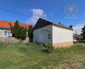 NA PREDAJ - Pozemok s predajňou v centre Šoporne