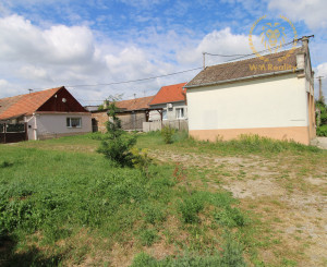 NA PREDAJ - Pozemok s predajňou v centre Šoporne