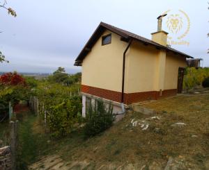 NA PREDAJ - Chatka so záhradou v Hlohovci - časť Obora