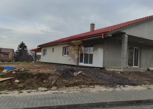 NA PREDAJ RODINNÝ DOM - NOVOSTAVBA - BYSTRIČANY 4-IZBOVÝ , 488m2 POZEMOK