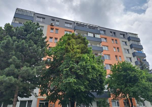 Na predaj 3-izbový byt v centre Seredi