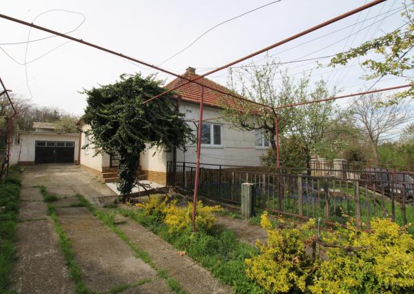 NA PREDAJ - Rodinný dom so záhradou v Sasinkove