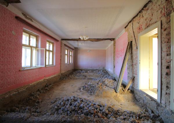 NA PREDAJ - Rodinný dom s veľkým pozemkom - Tepličky