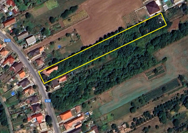 NA PREDAJ-Veľký pozemok so starším rodinným domom v Šoporni