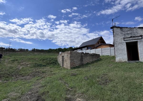 Na predaj oplotený stavebný pozemok v obci Banka, 1 623 m²