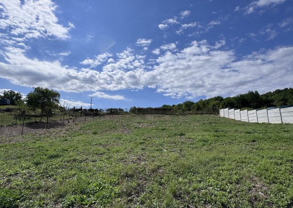 Na predaj oplotený stavebný pozemok v obci Banka, 1 623 m²